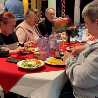 Am Pfalztheater Kaiserslautern haben Bedürftige ein Weihnachtsessen bekommen.