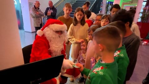 Am Pfalztheater Kaiserslautern haben Bedürftige ein Weihnachtsessen bekommen.