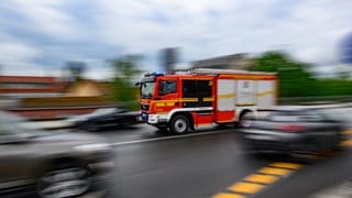 Die Feuerwehr ist in Pirmasens dabei, die Halle eine Baustofffirma zu löschen.