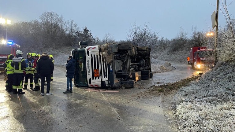 In einem Steinbruch in Göllheim im Donnersbergkreis ist ein mit Diesel beladener Tanklaster umgekippt.