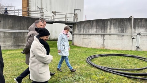 In den Gewässern in der Region sammeln sich immer mehr Rückstände von Medikamenten oder anderen Spurenstoffen an, auch im Grundwasser. Wie man solche Stoffe herausfiltern kann, erforscht ein Team der Uni Kaiserslautern an einer Versuchsanlage auf dem Klärwerk Landstuhl.