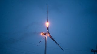 Brennendes Windrad bei Kirchheimbolanden in der Nacht