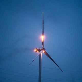 Brennendes Windrad bei Kirchheimbolanden in der Nacht