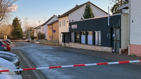 In diesem Lokal in Eisenberg wurden zwei Männer mit einem Messer verletzt.