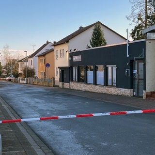 In diesem Lokal in Eisenberg wurden zwei Männer mit einem Messer verletzt.