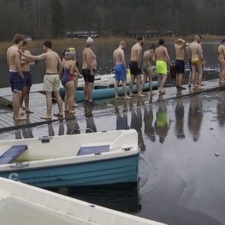 Eisige Temperaturen am Sonntag beim Dreikönigsschwimmen am Gelterswoog