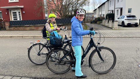 Der Verein "Klima Lautern" will Kaiserslautern in Sachen Klimaschutz voranbringen, erklären Reena Urban (l.) und Petra Neumahr vom Verein. Sie fordern ein zusammenhängendes Radweg-Konzept.