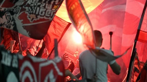 Ein FCK-Fan, der auf der Nordtribüne im Fritz-Walter-Stadion direkt vor Ordnern Pyrotechnik gezündet hat, muss jetzt mit einem Bußgeld rechnen.