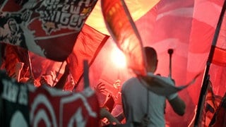 Ein FCK-Fan, der auf der Nordtribüne im Fritz-Walter-Stadion direkt vor Ordnern Pyrotechnik gezündet hat, muss jetzt mit einem Bußgeld rechnen.