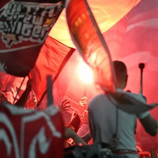 Ein FCK-Fan, der auf der Nordtribüne im Fritz-Walter-Stadion direkt vor Ordnern Pyrotechnik gezündet hat, muss jetzt mit einem Bußgeld rechnen.