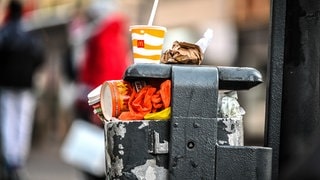 Mehr Einnahmen, weniger Müll: In Kaiserslautern und Zweibrücken ist die Verpackungssteuer nach Tübinger Vorbild ein Thema. Pirmasens hat sich dagegen entschieden.