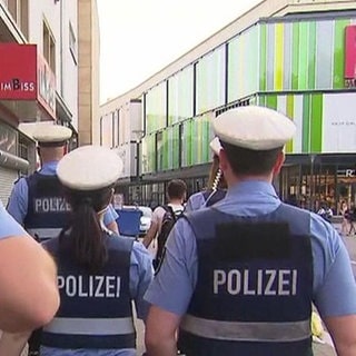 Eine Polizeistreife patroulliert vor der Mall in Kaiserslautern.