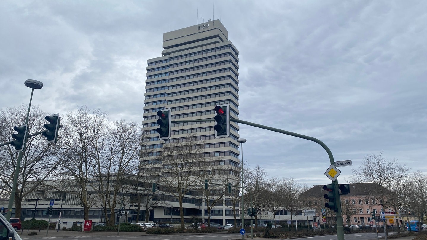 Ampel am Rathaus in Kaiserslautern - in der Stadt werden Ampeln regelmäßig überprüft