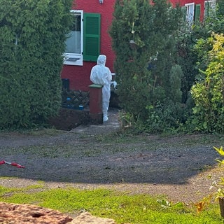 In einem Haus in Althornbach ist die Leiche einer Frau gefunden worden. 