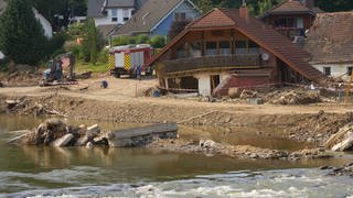 Ein Wohnhaus in der Gemeinde Insul im Ahrtal ist zusammengestürzt. Das Hochwasser der Ahr hat in dem Ort große Schäden hinterlassen. 