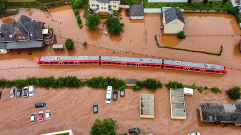 Ein Zug steht im Hochwasser bei Kordel