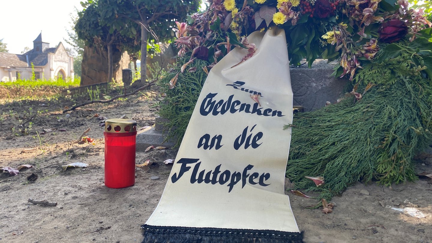 Ein Kranz auf dem Friedhof in Ahrweiler mit der Aufschrift: 