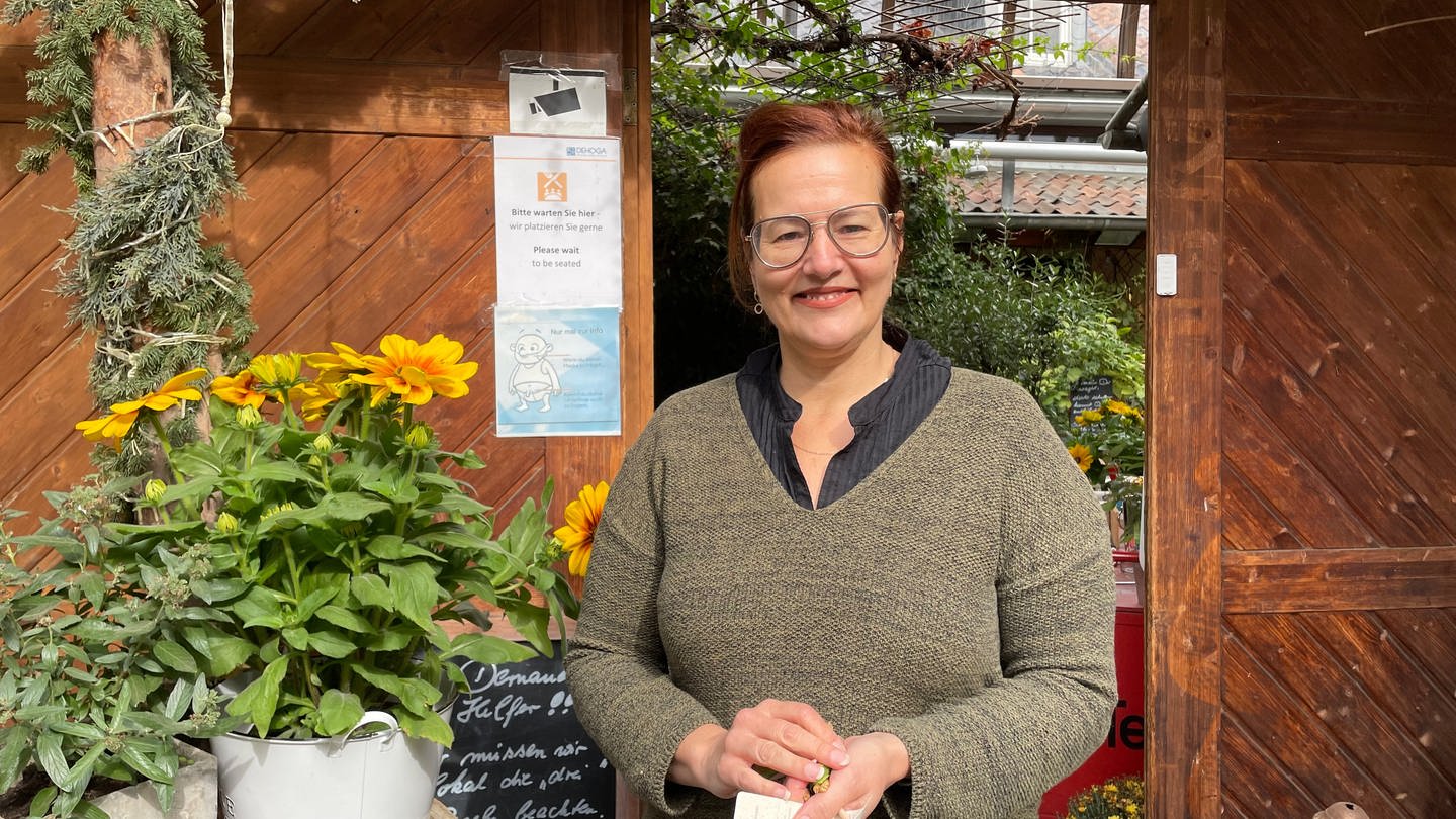 Sabine Habicht steht vor ihrem Restaurant in Dernau, das nicht überflutet war und wieder geöffnet ist.