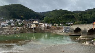 Ein zerstörtes Haus im Ahrtal. Das Land hat neue Überschwemmungsgebiete entlang der Ahr ausgewiesen. Sie zeigen an, wo im Ahrtal wiederaufgebaut werden darf und wo nicht.