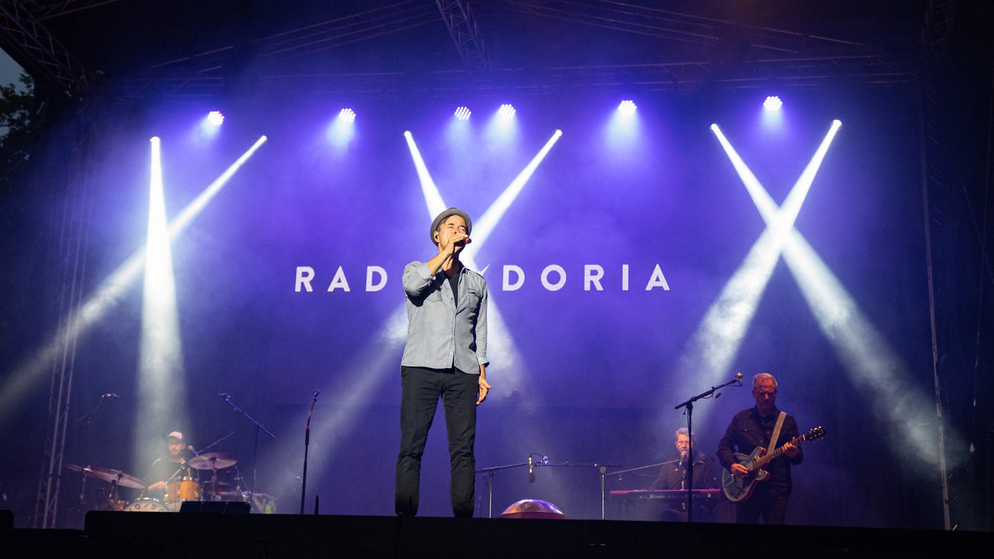 Jan Josef Liefers und seine Band Radio Doria spielen bei den Rommersdorfer Festspielen in Neuwied