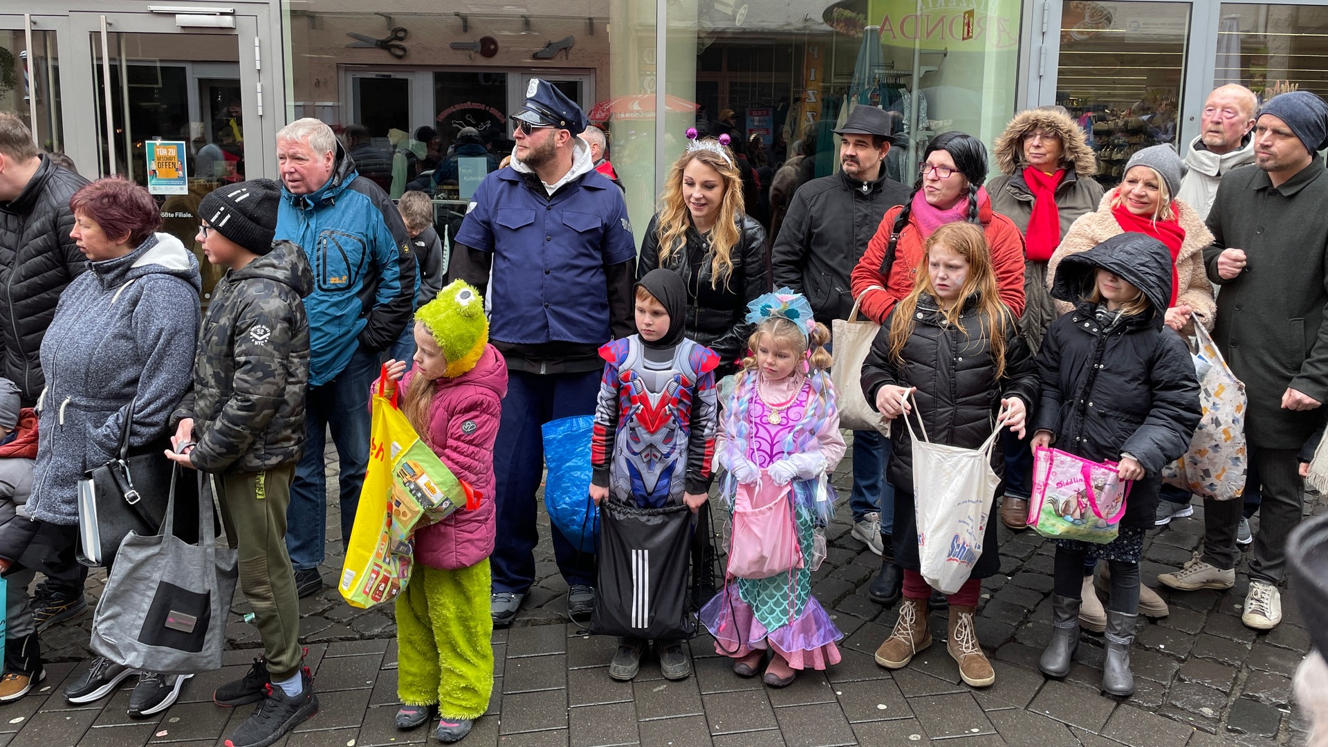 Bunt Und Fröhlich: So Schön War Der Kinderkarnevalszug In Mayen - SWR ...