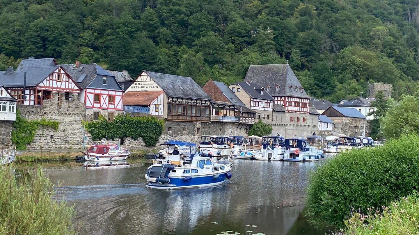 Bootsbesitzer mit Motorbooten und kleinen Yachten beim Skippertreffen in Dausenau an der Lahn.