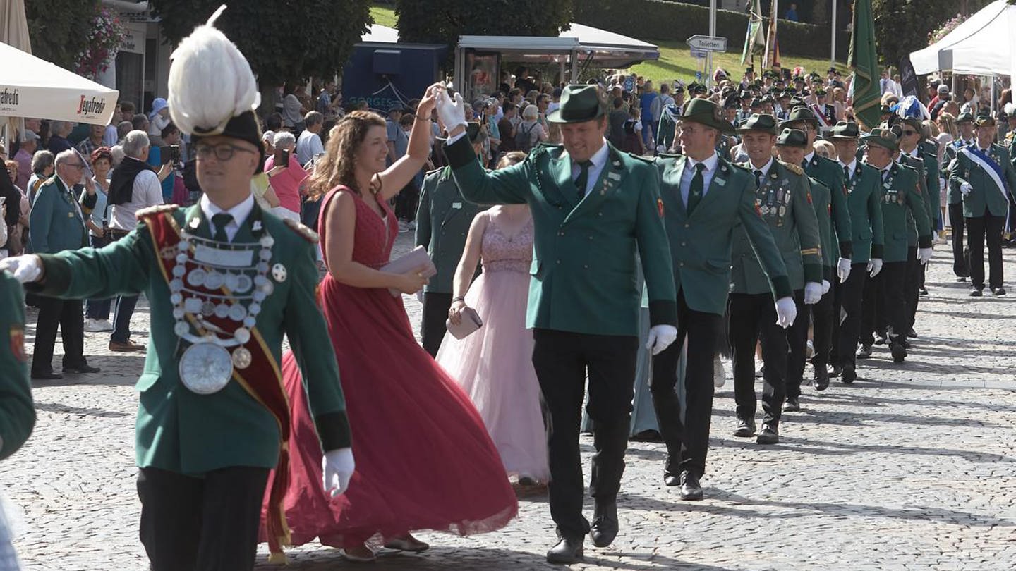 Mehr als 8.000 Schützen feiern in Mayen ihr Bundesfest - SWR Aktuell