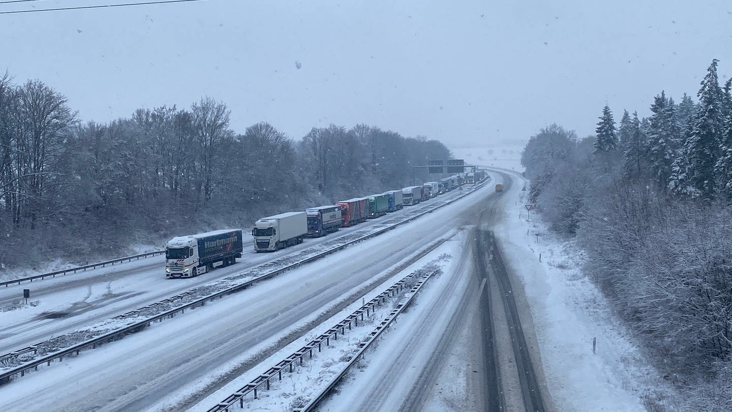 Lkw blockierten bei Schnee RLP-Autobahnen - hilft ein Fahrverbot? - SWR  Aktuell
