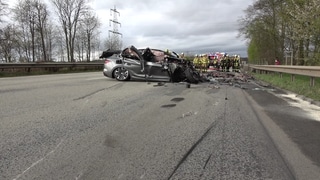 Ein Autofahrer ist auf der A48 in Weitersburg (Landkreis Mayen-Koblenz) am Mittwochnachmittag mit seinem Wagen unter einen Sattelauflieger geraten und schwer verletzt worden. 