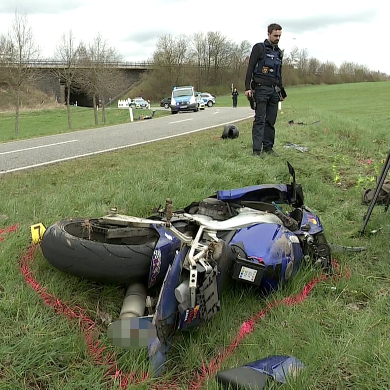 Ein Motorradfahrer ist bei Ulmen vor der Polizei geflüchtet und kam bei eiem Unfall ums Leben.