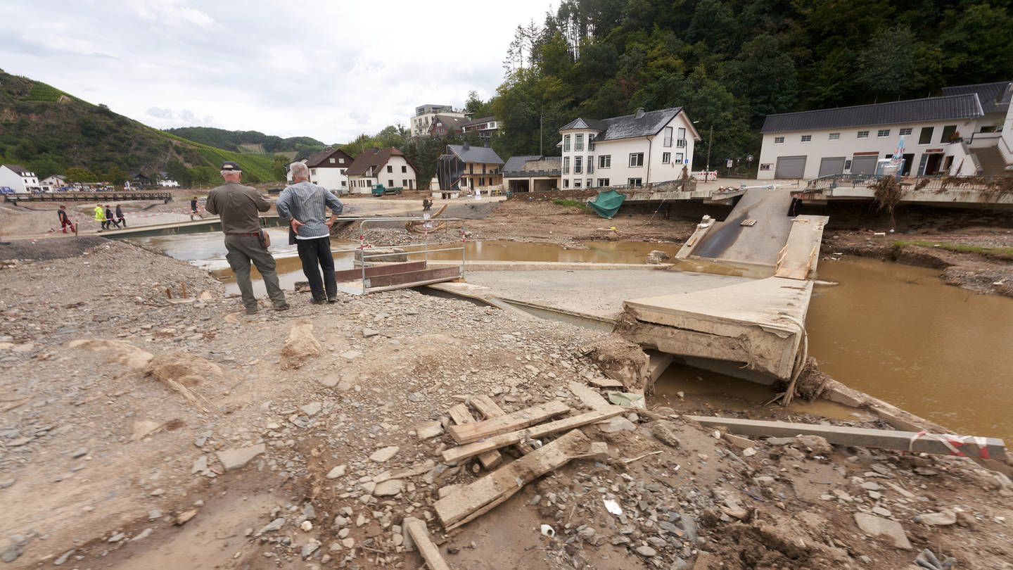 Die Brücke über die Ahr in Dernau wurde durch die Flut total zerstört.