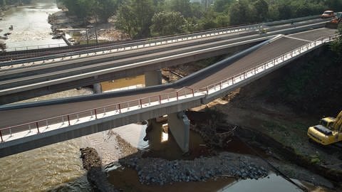 Die Ahrtalbrücke der Bundestraße 9 bei Sinzig ist in Folge des Hochwassers der Ahr eingestürzt. 