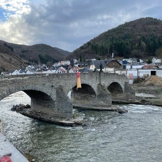 Der letzte Bogen der Nepomuk-Brücke in Rech ist seit der Flutkatastrophe zerstört