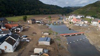 Behelfsbrücken an der Ahr sind nach dem Hochwasser aufgebaut. Straßen gibt es noch nicht.