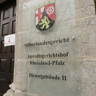 Nahaufnahme des Eingangsschildes am Oberlandesgericht Koblenz.