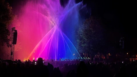 Im Kurpark von Bad Neuenahr-Ahrweiler findet erstmals nach der Flutkatastrophe ein Großereignis statt: Bei der achttägigen Veranstaltungsreihe im Kurpark handelt es sich um eine Sonderveranstaltung der Show "Klangwelle", die jährlich im Herbst stattfindet. Im ersten Teil der Show wird die Flutkatastrophe in Form von Projektionen thematisiert.