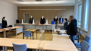 Vor dem Landgericht Koblenz soll das Urteil gegen einen mutmaßlich falschen Polizisten gesprochen werden.