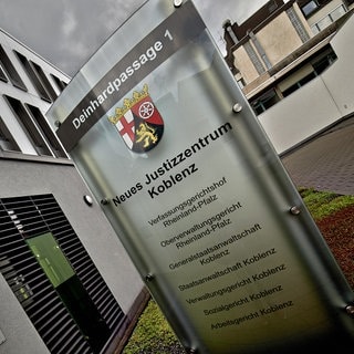 Schild vor dem Justizzentrum Koblenz mit Staatsanwaltschaft