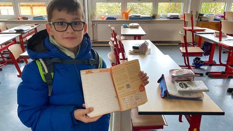 Luca Durben aus der dritten Klasse der Grundschule in Niederdürenbach zeigt stolz seinen Bewegungspass