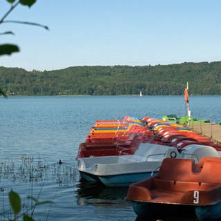 Boote liegen am Steg im Laacher See