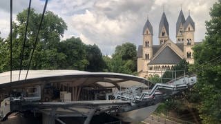Die Talstation der Seilbahn in direkter Nachbarschaft zur Sankt Kastor Basilika in Koblenz