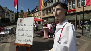 Mitglieder der Bürgerinitiative Mayen protestieren gegen einen geplanten Teilverkauf des Gemeinschaftsklinikums Mittelrhein