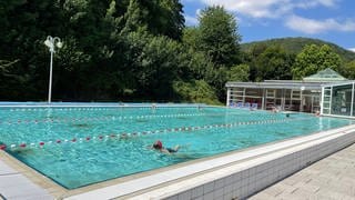 Ein Schwimmbecken im Freien in der Therme in Bad Breisig