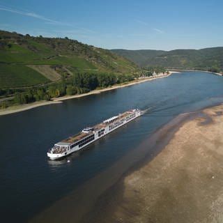 Wegen des Niedrigwassers im Mittelrhein können viele Fahrgastschiffe nicht mehr alle Anleger anfahren.