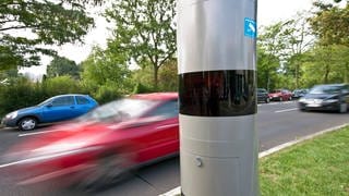 Autos fahren an einer Radarfalle in einer Straße vorbei: Nach einem Urteil des Verfassungsgerichtshofes Rheinland-Pfalz in Koblenz sind Bußgelder auch ohne gespeicherte Rohmessdaten rechtens. 