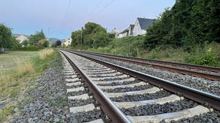 Südlich von Koblenz musste ein IC der Deutschen Bahn evakuiert werden. Inzwischen sind die Gleise wieder frei.