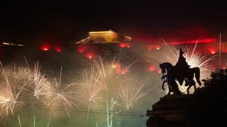 Feuerwerk am Deutschen Eck in Koblenz mit beleuchteter Festung