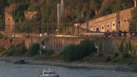 Feuerwehr bewässert vor dem Feuerwerk von Rhein in Flammen den Hang unterhalb der Festung Ehrenbreitstein