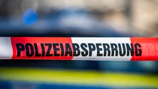 Polizeiabsperrung - im Rhein bei Remagen wurde eine weibliche Leiche entdeckt