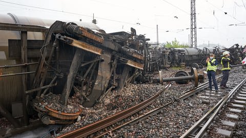 Kesselwagen liegen an der Unfallstelle in der Nähe des Bahnhofs von Niederlahnstein auf der Seite.
